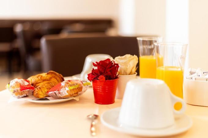 Le Theatre Hotell Suresnes Eksteriør bilde